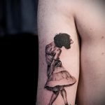 фото тату балерина №981 - интересный вариант рисунка, который удачно можно использовать для преобразования и нанесения как тату балерина на боку