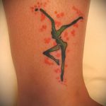 фото тату балерина №11 - достойный вариант рисунка, который удачно можно использовать для переделки и нанесения как тату балерина с птичками