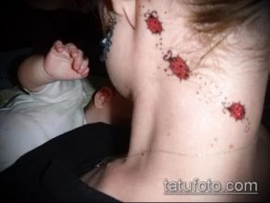 Фото тату нескольких маленьких божьих коровок, расположенных на шее и верхней части спины. Необычное расположение и минималистичный стиль.