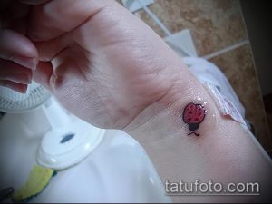 Фото тату маленькой божьей коровки на запястье. Простой и изящный рисунок татуировки для девушек.