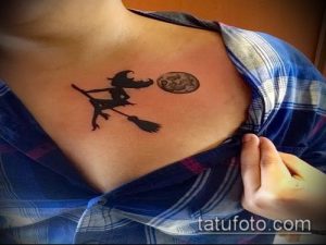Фото тату с изображением силуэта ведьмы, летящей на метле на фоне луны. Минималистичный рисунок татуировки.