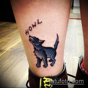 Фото тату с изображением воющего волка и надписью "HOWL". Рисунок татуировки выполнен в простом стиле.
