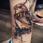 фото тату воробей №88 - достойный вариант рисунка, который успешно можно использовать для переделки и нанесения как тату птица с цветами