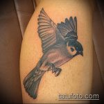 фото тату воробей №11 - классный вариант рисунка, который удачно можно использовать для переработки и нанесения как тату птица с цветами