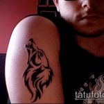 фото тату воющий волк №875 - уникальный вариант рисунка, который легко можно использовать для преобразования и нанесения как тату воющий волк на предплечье