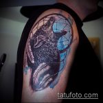 фото тату воющий волк №498 - прикольный вариант рисунка, который легко можно использовать для переделки и нанесения как волк воет на луну тату