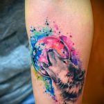 фото тату воющий волк №5 - классный вариант рисунка, который успешно можно использовать для преобразования и нанесения как тату воющий волк на предплечье