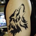 фото тату воющий волк №105 - крутой вариант рисунка, который легко можно использовать для доработки и нанесения как тату воющий волк на лопатке