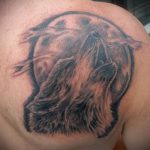фото тату воющий волк №915 - классный вариант рисунка, который удачно можно использовать для переработки и нанесения как волк на луну воет тату
