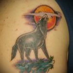 фото тату воющий волк №378 - достойный вариант рисунка, который легко можно использовать для преобразования и нанесения как волк тату воет