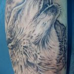 фото тату воющий волк №149 - эксклюзивный вариант рисунка, который хорошо можно использовать для преобразования и нанесения как тату воющий волк на лопатке