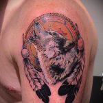 фото тату воющий волк №598 - уникальный вариант рисунка, который удачно можно использовать для переработки и нанесения как тату воющий волк на спине