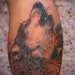фото тату воющий волк №293 - крутой вариант рисунка, который легко можно использовать для доработки и нанесения как волк на луну воет тату