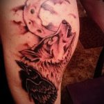 фото тату воющий волк №208 - уникальный вариант рисунка, который успешно можно использовать для переработки и нанесения как тату воющий волк на спине