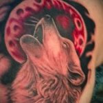 фото тату воющий волк №730 - достойный вариант рисунка, который успешно можно использовать для преобразования и нанесения как тату воющий волк на спине