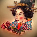 Фото тату гейши с цветами на руке. Цветная татуировка в традиционном японском стиле с яркими и насыщенными цветами.