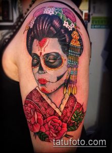 Фото тату в стиле Day of the Dead с изображением гейши в виде калаверы, украшенной цветами и традиционными элементами.