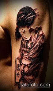 Фото тату гейши в стиле blackwork на руке. Черно-белый рисунок с использованием графических элементов.