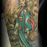 фото тату гейша №895 - прикольный вариант рисунка, который легко можно использовать для переделки и нанесения как гейша с мечом тату