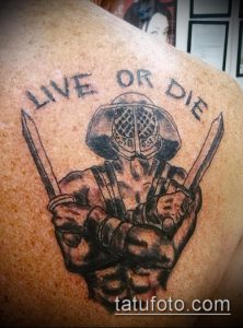 Фото тату гладиатора с двумя мечами и надписью 'Live or Die', выполненное в черно-серых тонах на плече.
