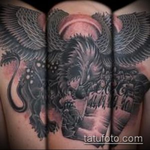 Фото тату грифона на руке, выполненное в стиле blackwork. Изображение состоит из плотных черных заливок и геометрических форм.
