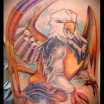фото тату грифон №874 - крутой вариант рисунка, который хорошо можно использовать для переделки и нанесения как тату грифон на спине