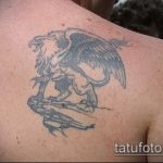 фото тату грифон №923 - достойный вариант рисунка, который легко можно использовать для преобразования и нанесения как тату грифон для девушек