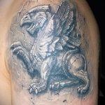 фото тату грифон №367 - крутой вариант рисунка, который успешно можно использовать для переработки и нанесения как тату грифон на плече