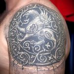 фото тату грифон №145 - прикольный вариант рисунка, который успешно можно использовать для преобразования и нанесения как тату грифон на плече