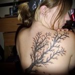 фото тату дерево №20 - крутой вариант рисунка, который удачно можно использовать для переработки и нанесения как тату дерево ель