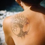 фото тату дерево №961 - уникальный вариант рисунка, который легко можно использовать для доработки и нанесения как тату дерево на боку
