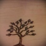 фото тату дерево №719 - достойный вариант рисунка, который хорошо можно использовать для доработки и нанесения как тату дерево в треугольнике