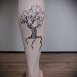 фото тату дерево №958 - эксклюзивный вариант рисунка, который успешно можно использовать для переделки и нанесения как тату часы и дерево