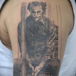 Фото тату Джокера на плече, выполненное в стиле дотворк с использованием множества точек для создания объема и текстуры.