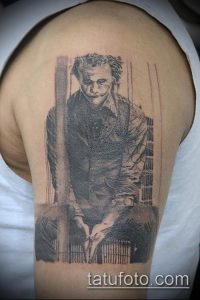 Фото тату Джокера на плече, выполненное в стиле дотворк с использованием множества точек для создания объема и текстуры.