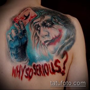 Фото тату Джокера на груди с игральной картой и надписью 'Why so serious?'. Яркие цвета и детализированная проработка.