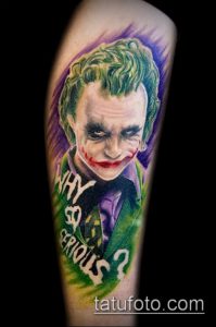 Фото тату: красочный портрет Джокера с надписью "Why so serious?" на руке, выполненный в стиле комикса с яркими цветами и четкими контурами.
