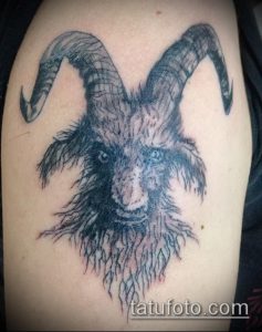 Фото тату: черно-серая татуировка головы барана в стиле скетч на руке. Изображение выглядит как набросок карандашом.