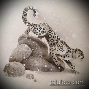 Фотография акварельного эскиза татуировки с изображением снежного барса, прыгающего по скалам, выполненного в мягких серых и белых тонах.