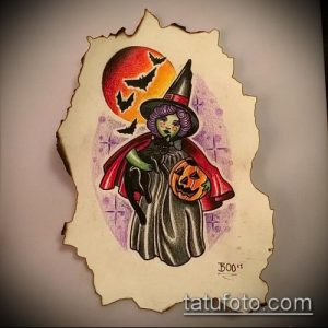 Яркий эскиз татуировки с изображением милой ведьмы, держащей тыкву, выполненный в стиле олд скул с использованием традиционных цветов и узоров.