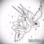 Черно-белый эскиз татуировки с изображением летящей ласточки и распускающейся розы. Нежные линии и детализированная проработка.