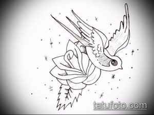 Черно-белый эскиз татуировки с изображением летящей ласточки и распускающейся розы. Нежные линии и детализированная проработка.