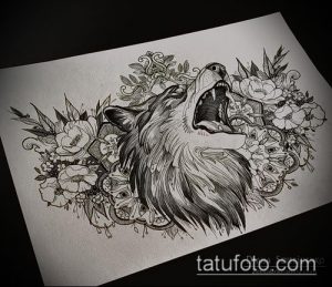 Черно-белый эскиз тату с изображением волка, окруженного цветами. Детализированная прорисовка шерсти, глаз и лепестков цветов.