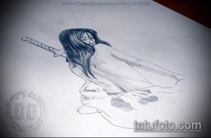 Простой эскиз татуировки с изображением гейши, держащей катану. Черно-белый рисунок с тонкими линиями и минималистичным стилем.