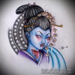 Эскиз татуировки с изображением гейши с синей кожей, украшенной цветущей сакурой и раной на шее. Детализированный рисунок в стиле аниме.