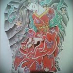 Красочная татуировка гейши в кимоно, окруженной бабочками и цветами. Оригинальный и стильный дизайн для любителей японской культуры.