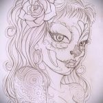 Черно-белый эскиз татуировки в стиле Sugar Skull с изображением девушки, украшенной цветами и узорами. Рядом с ней изображена роза.