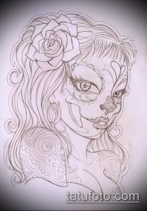Черно-белый эскиз татуировки в стиле Sugar Skull с изображением девушки, украшенной цветами и узорами. Рядом с ней изображена роза.