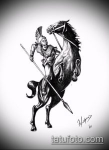 Черно-белый эскиз татуировки с изображением воина верхом на коне, держащего копье. Детализированный рисунок в стиле графики.
