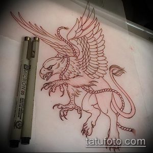 Контурный эскиз татуировки грифона с расправленными крыльями, выполненный в минималистичном стиле с использованием тонких линий.